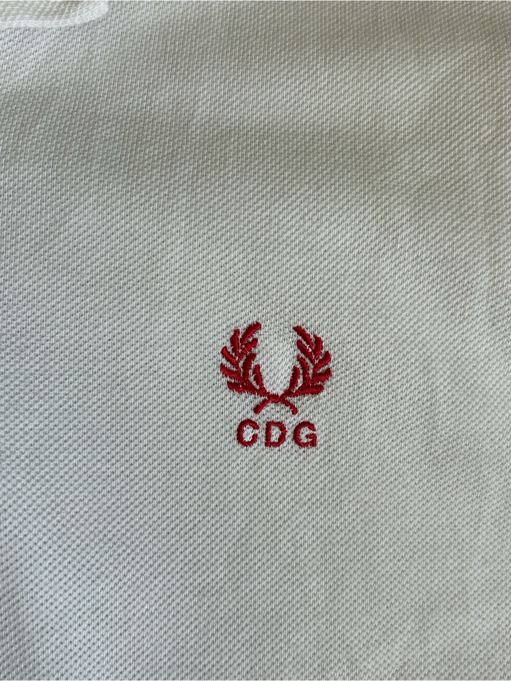 Fred Perry X COMME des GARCOnS White Polo with Red Trim and Blue Sleeve Cuffs - Picture 4 of 5